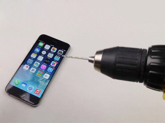 瘋狂暴力測試！iPhone 6屏幕遭遇電鉆