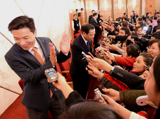 李彥宏兩會(huì)duang引爆 成首席男神代表