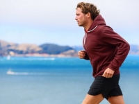 摩擦摩擦就有電，衣服也能給手機(jī)充電了