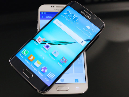 S6金屬+雙曲面?zhèn)绕粒瑸楹尾蛔阋哉热?/></p><p>　　“玻璃與金屬締造的美妙曲線”，三星官網(wǎng)以此作為S6/S6 Edge外觀的宣傳重點(diǎn)，2.5D屏+金屬機(jī)身的組合很容易讓人想到蘋果iPhone 6/6 Plus，早在3月初該機(jī)首度正式亮相之時(shí)就被指出與競(jìng)品存在多處相似，更有少數(shù)媒體毫不客氣稱其抄襲蘋果。不過(guò)事實(shí)上仔細(xì)對(duì)比兩者還是有許多差異，不可否認(rèn)S6 Edge的雙曲面?zhèn)绕聊藰I(yè)內(nèi)首創(chuàng)，然而對(duì)金屬的詮釋這次三星打起了擦邊球，S6/S6 Edge最終沒(méi)有采用頂級(jí)的一體成型全金屬設(shè)計(jì)，而僅僅是運(yùn)用了金屬中框，工藝難度和實(shí)際手感對(duì)比之下明顯遜色。</p><p>　　雙面玻璃設(shè)計(jì)最成功的無(wú)疑是iPhone 4/4s，晶瑩剔透的美感曾引領(lǐng)了隨后幾年手機(jī)潮流設(shè)計(jì)的風(fēng)向，尤其是去年業(yè)內(nèi)金屬中框+大猩猩三代雙面玻璃的設(shè)計(jì)還挺受歡迎。選擇雙面玻璃時(shí)多數(shù)廠商會(huì)使用平面玻璃而非2.5D玻璃，主要是基于減少碎屏機(jī)率的考慮，而在面對(duì)這一抉擇的時(shí)候，三星S6 Edge則為突出2.5D玻璃與雙曲面?zhèn)绕恋幕《茸匀幌嗳谥肋x擇做“少數(shù)派”（S6也是2.5D玻璃），對(duì)于用戶而言就需要加倍小心慎防手機(jī)跌落，因?yàn)?.5D玻璃跌落時(shí)的碎屏率會(huì)高很多。</p><p>　　去年下半年，以iPhone 6/6 Plus、華為Mate7為代表，一體成型全金屬手機(jī)開(kāi)始成為手機(jī)ID設(shè)計(jì)的新風(fēng)向標(biāo)，或許說(shuō)到金屬設(shè)計(jì)大家還會(huì)想到已堅(jiān)持3年使用全金屬機(jī)身的HTC One系列，但此前的兩代產(chǎn)品HTC并沒(méi)能很好解決發(fā)熱的問(wèn)題，金屬的導(dǎo)熱性更快更明顯，發(fā)熱時(shí)嚴(yán)重影響用戶的使用。留意S6/S6 Edge的硬件配置可知這次三星搭載了自家性能強(qiáng)悍的Exynos 7420處理器，安兔兔跑分接近7萬(wàn)遠(yuǎn)超高通驍龍810，不過(guò)三星獵戶座CPU功耗與發(fā)熱控制過(guò)往一直是其弱項(xiàng)，S6/S6 Edge最終沒(méi)有采用全金屬機(jī)身估計(jì)一定程度也與降低發(fā)熱風(fēng)險(xiǎn)有關(guān)。換句話說(shuō)，唯有對(duì)手機(jī)整體發(fā)熱控制做得足夠好，全金屬機(jī)身設(shè)計(jì)才能最好發(fā)揮優(yōu)勢(shì)而不被詬病。</p><p><img src=