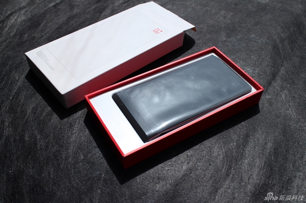 黑的真漂亮！一加10000mAh移動(dòng)電源開箱