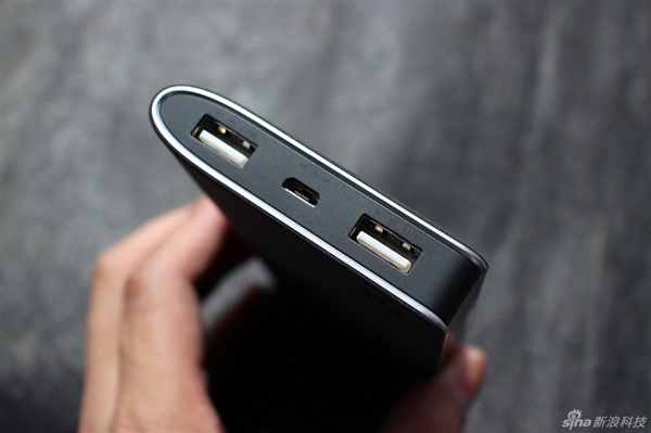 黑的真漂亮！一加10000mAh移動(dòng)電源開箱