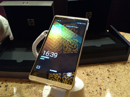 “顏值”太高！最高屏占比豪訊手機發(fā)布