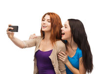 服了！調(diào)查稱女性平均每周花5小時用于自拍