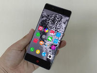 智能手機(jī)5大爭(zhēng)議：無邊框坑爹煩惱多