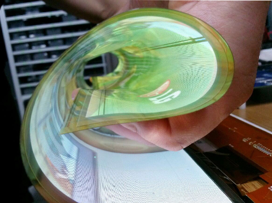 LG超薄顯示屏面板 可以像紙一樣卷起來！