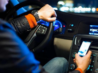 中國人開車：有6成在刷微信！