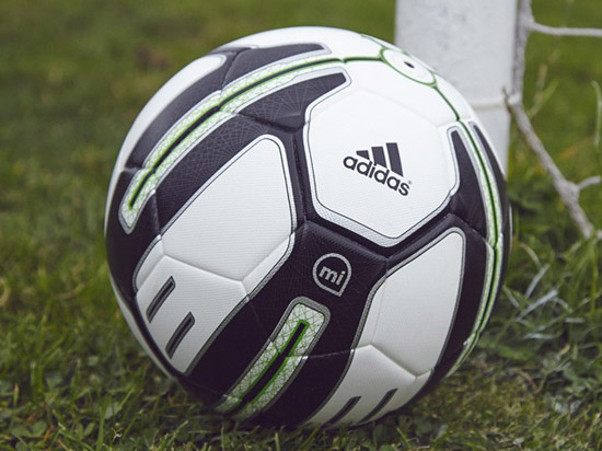 阿迪達(dá)斯 miCoach足球   能分析踢球者的動(dòng)作