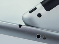 這哥們餓壞了嗎？吃平板電腦真的會死人