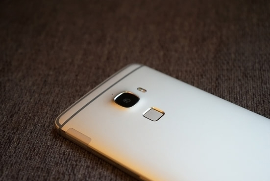 你們手機(jī)廠商真會(huì)玩，機(jī)機(jī)撞臉又撞身材