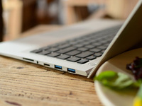 比MacBook Air還要??！神舟推出Win8超薄本