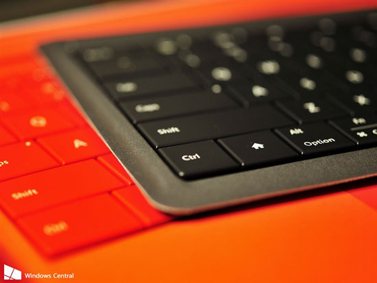 手感不賴！微軟可折疊藍牙鍵盤超薄體驗