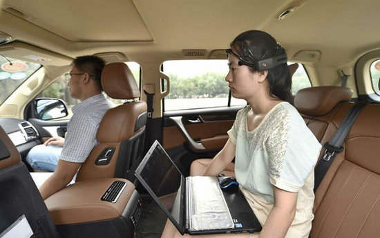 國內(nèi)首臺(tái)腦控汽車試跑， 用意念就能開車