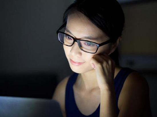 對(duì)人有害？！藍(lán)光真的會(huì)影響睡眠嗎？