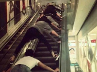 電梯吞人驚魂未定？看外國(guó)人如何避免