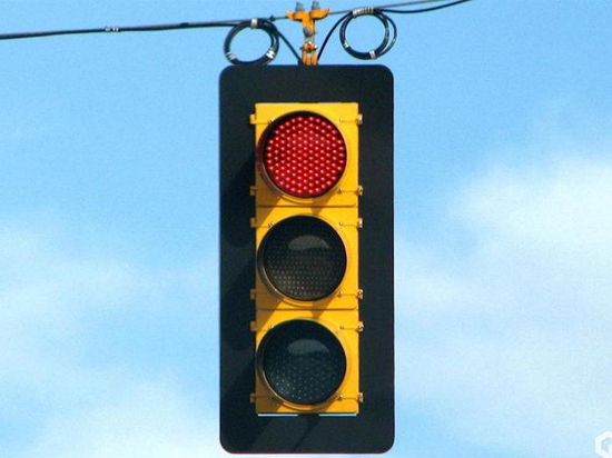 開寶馬用iPhone，就能在儀表盤看紅綠燈