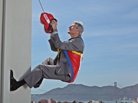 面對災(zāi)難，除了掌握逃生技巧還需這些設(shè)備