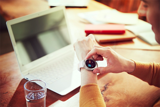 顏值挺高 三星首款圓形智能手表Gear S2發布 