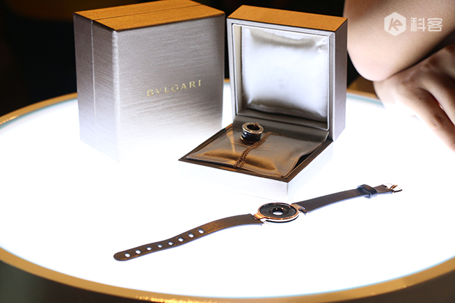 高圓圓聯(lián)名設(shè)計(jì)！華米Amazfit手環(huán)發(fā)布：售價(jià)299元起