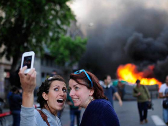 今年全球已有12人死于自拍：比鯊魚吃掉人數(shù)還多！