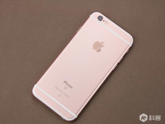 iPhone 6s供貨兇猛！黃?；觳幌氯?/></p><p>　　分析師孫昌旭剛剛在微博上表示，iPhone 
6s全線產品除了玫瑰金之外，其余版本的批發價基本上都低于官方價了，而且國行與港版在國內調貨價基本持平。</p><p><img src=