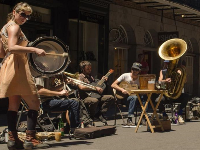 穿上這條褲子，就有了一支樂隊