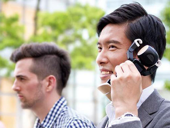 夏普將推機(jī)器人手機(jī)RoBoHoN，可走路跳舞