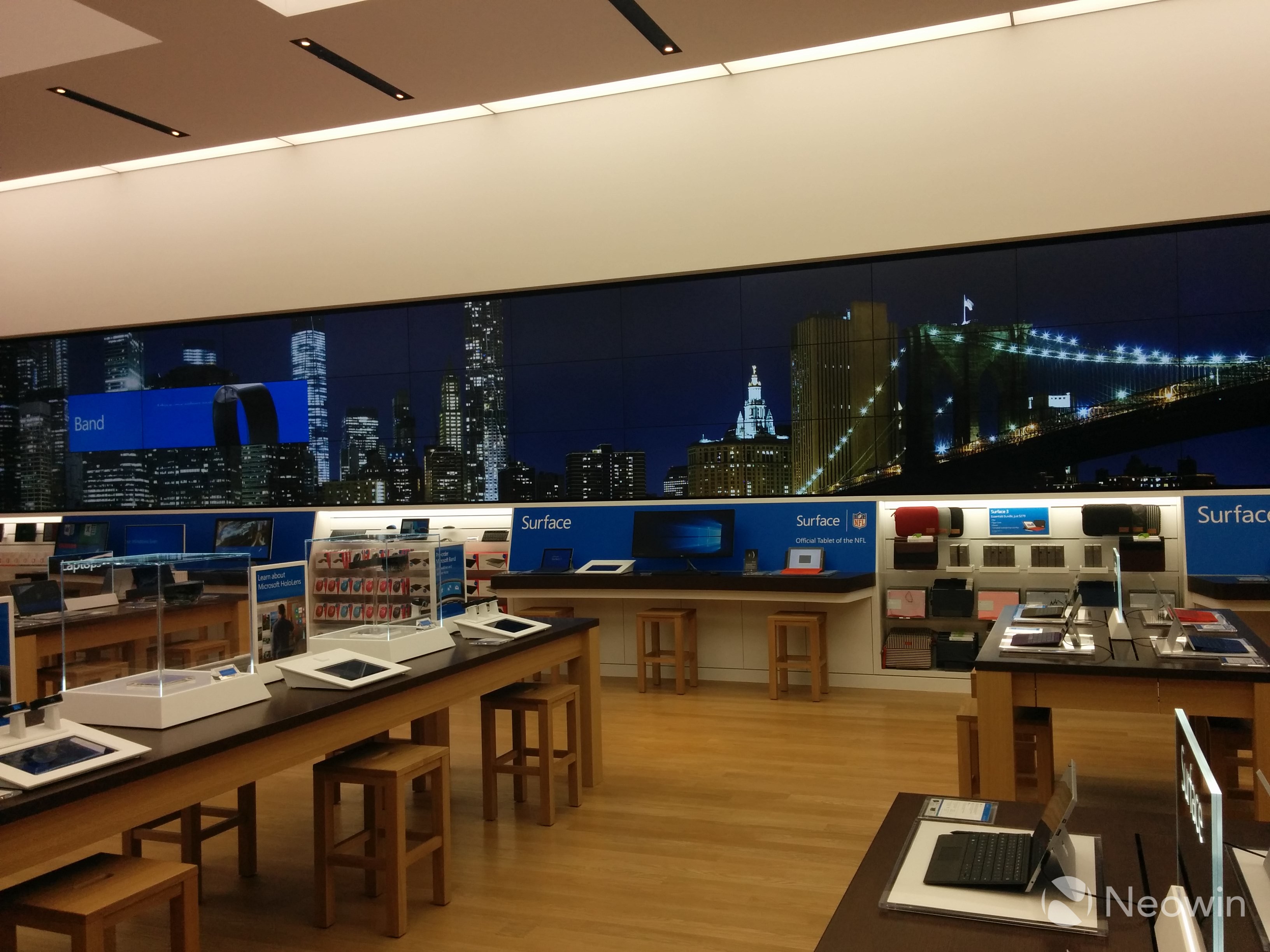 比蘋果Apple Store更氣派！全球最大微軟旗艦店開業