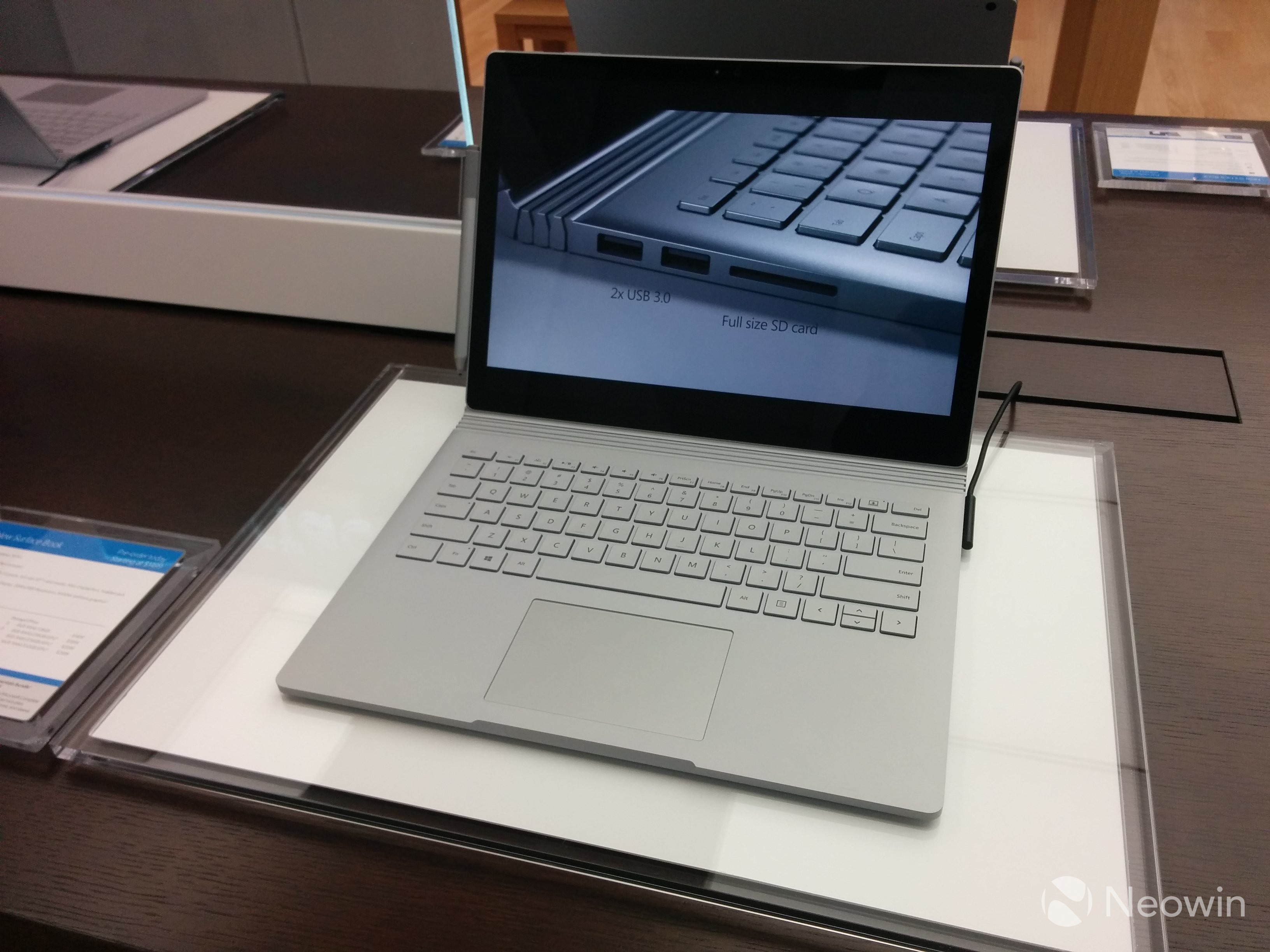 比蘋果Apple Store更氣派！全球最大微軟旗艦店開業