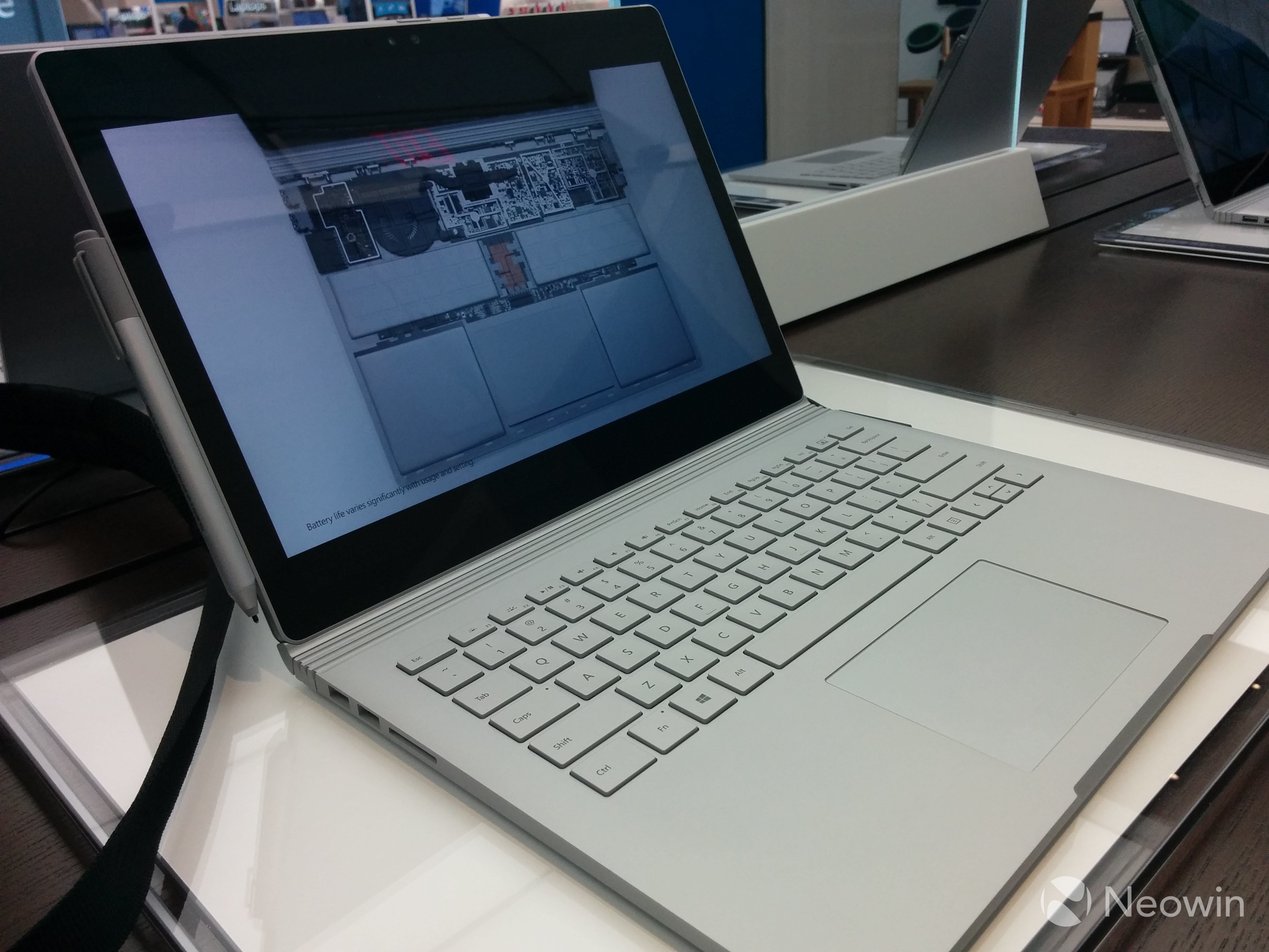 比蘋果Apple Store更氣派！全球最大微軟旗艦店開業