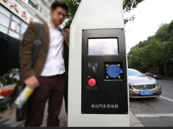 上海超牛路燈：有Wi-Fi，還能給汽車充電