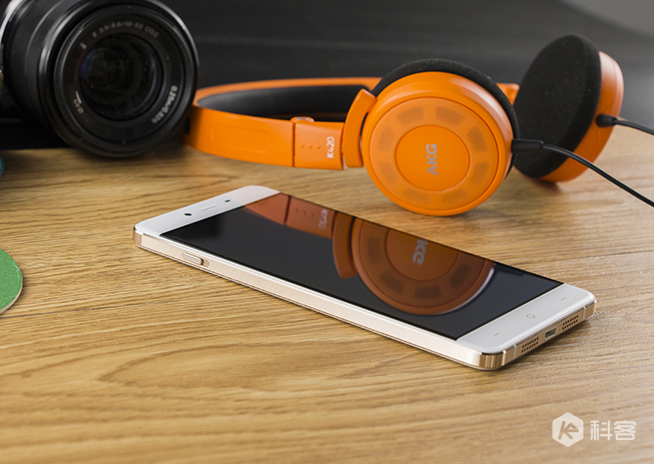 從461天到93天 一加為什么急著推一加手機(jī)X