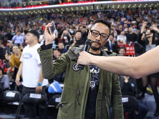 搖一搖成活動(dòng)O2O必殺器，看巨頭們?nèi)绾尾季?/></strong>（圖片來(lái)源網(wǎng)絡(luò)）</p><p>　　對(duì)于各種活動(dòng)，可能很多人都不會(huì)忘記每次活動(dòng)中最重要的環(huán)節(jié)：抽獎(jiǎng)。不過(guò)自從今年春晚微信“搖一搖”紅包引爆瘋搶之后，搖一搖就開始逐漸成為了各種演唱會(huì)、電視節(jié)目、娛樂活動(dòng)以及線下商家活動(dòng)的必殺器。那么，搖一搖究竟有著什么魅力，會(huì)吸引如此眾多的線下活動(dòng)為其傾倒？</p><p>　　從技術(shù)的角度來(lái)看，搖一搖是基于ibeacon技術(shù)（Ibeacon是蘋果公司2013年7月推出的技術(shù)，并在9月發(fā)布的移動(dòng)設(shè)備上配備了此新功能：通過(guò)藍(lán)牙（BLE）進(jìn)行精準(zhǔn)定位，當(dāng)智能設(shè)備靠近iBeacon信標(biāo)時(shí)，設(shè)備能感應(yīng)到iBeacon信號(hào)），它相比NFC、wifi等具有更精準(zhǔn)的定位和更理想的感知范圍，互動(dòng)性也更好。它無(wú)需額外增加智能手機(jī)任何內(nèi)部元件，部署起來(lái)非常靈活。</p><p>　　從商家的角度來(lái)看，ibeacon設(shè)備價(jià)格非常便宜，對(duì)于經(jīng)常舉辦活動(dòng)的商家們來(lái)說(shuō)，基于ibeacon技術(shù)的搖一搖不但成本非常低、沒有任何技術(shù)門檻，最為重要的是能有效提升活動(dòng)氛圍及效果，為商家?guī)?lái)更大的商業(yè)價(jià)值。</p><p>　　而從用戶的角度來(lái)看，搖一搖對(duì)于用戶來(lái)說(shuō)，使用起來(lái)也非常方便，只需要拿出手機(jī)搖一搖就可以參與各種商家活動(dòng)、加周邊的好友，不受時(shí)間與空間的限制，它極大的樂趣性和便利性是用戶們喜歡使用搖一搖的最主要原因。</p><p>　　不論是對(duì)商家來(lái)說(shuō)，還是對(duì)用戶而言，搖一搖都有著巨大的價(jià)值空間所在。除了微信之外，阿里、<a href=