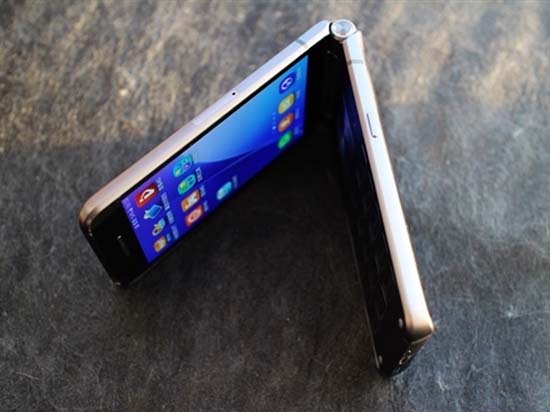 帶著它會頓時(shí)高大上嗎？三星W2016真機(jī)面世