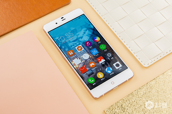 努比亞My布拉格玫瑰金圖賞 感覺(jué)站在布拉格廣場(chǎng)