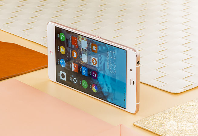 努比亞My布拉格玫瑰金圖賞 感覺(jué)站在布拉格廣場(chǎng)