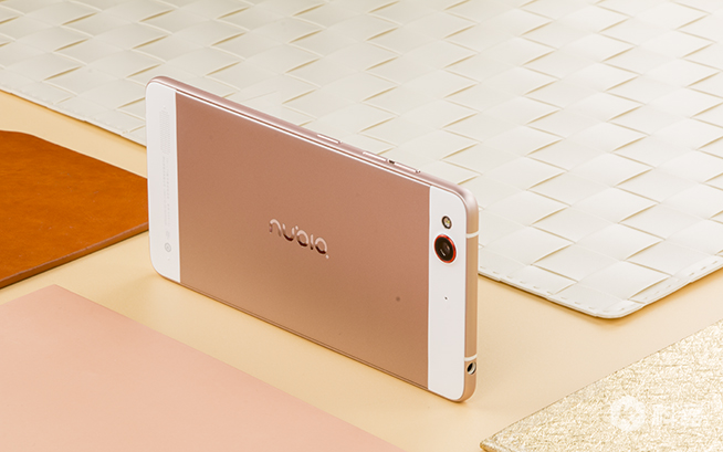 努比亞My布拉格玫瑰金圖賞 感覺(jué)站在布拉格廣場(chǎng)