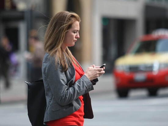 路上看手機(jī)而分神導(dǎo)致出意外？怪你咯