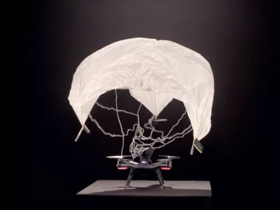 Solo無人機新技能問世，降落傘+360度攝像頭