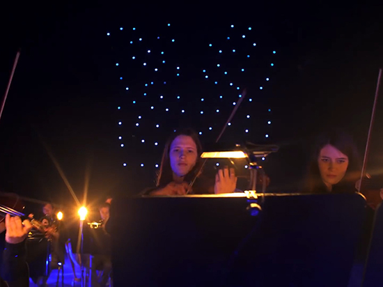 視頻：英特爾腦洞大開 100臺(tái)無人機(jī)助陣音樂會(huì)