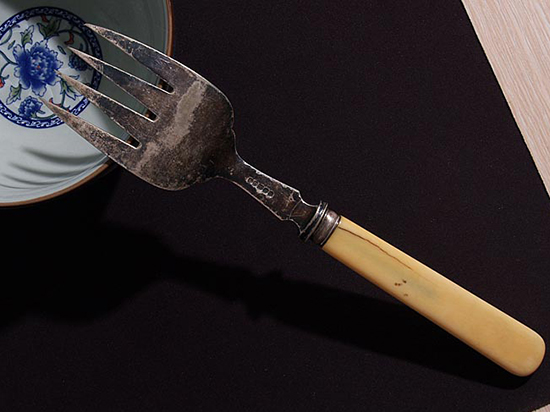 能模擬味道的叉子：味道淡了？給你“加”點(diǎn)鹽