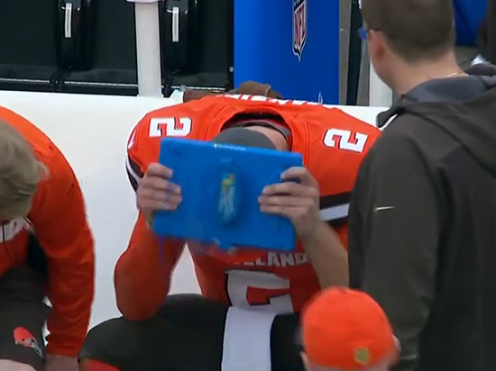 視頻：微軟Surface掉鏈子，賽場(chǎng)上慘被怒摔！