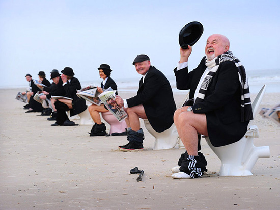 騷年們！讓手機盡量遠(yuǎn)離廁所吧