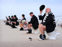 騷年們！讓手機(jī)盡量遠(yuǎn)離廁所吧