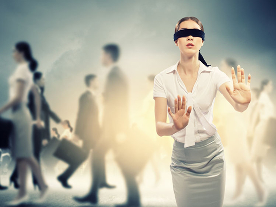 為什么走路老是向左？很可能是因?yàn)槟憬箲]了