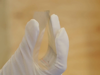 視頻：0.07mm厚的玻璃有什么不同？可以隨意彎曲