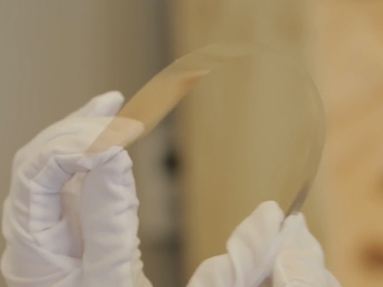 視頻：0.07mm厚的玻璃有什么不同？可以隨意彎曲