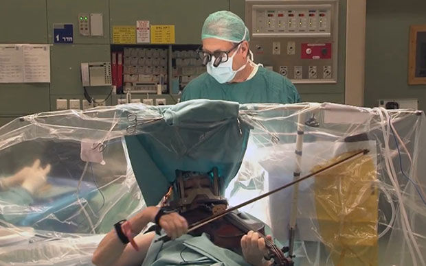 有病人戴著VR頭盔完成了手術......