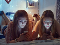 JINS推夜間防藍光專用眼鏡！可以好好玩手機了