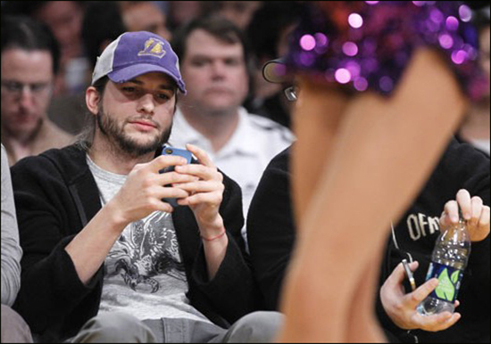 玩手機(jī)時(shí)聽不到周圍聲音？因?yàn)橐曈X比聽覺重要